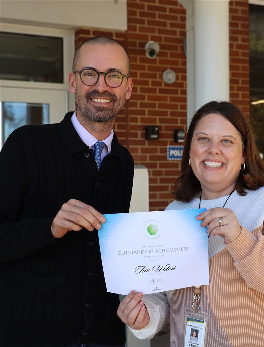  Waters and Phillips pose with certificate